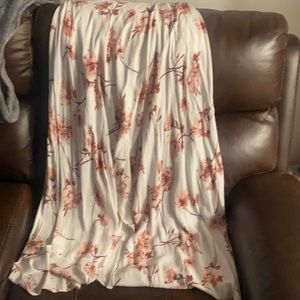 Nice floral skirt with shorts inside with a open split.